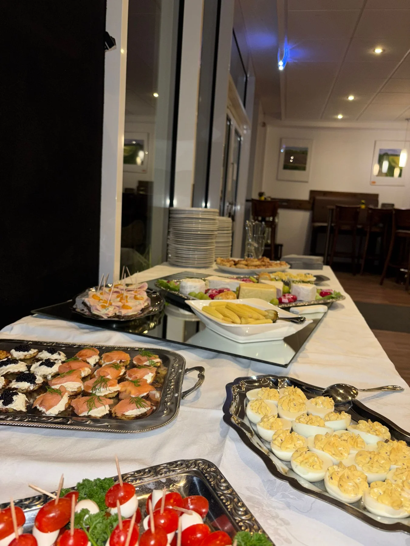 Ein vorbereitetes Buffet mit Fingerfood, gefüllten Eiern und frischen Häppchen