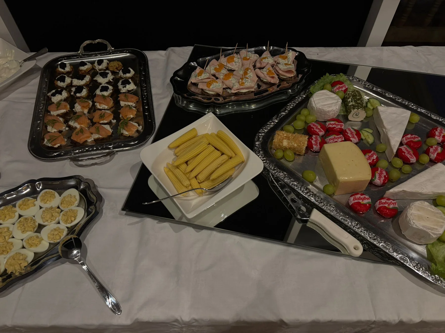 Festliches Buffet mit Käse, Gemüse und belegten Brötchen